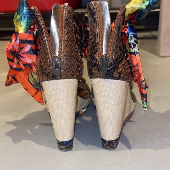 Like new Carlos Falchi print wedges 7.5M - Picture 4 of 6